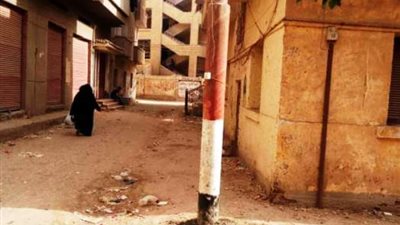 غراب يأمر برفع عامود كهرباء مائل على أحد المنازل بأبوكبير صور