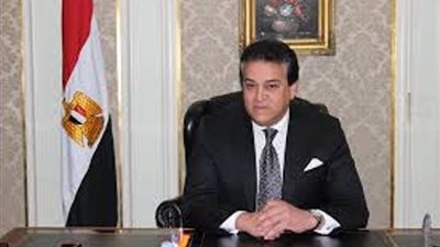 عبد الغفار يستعرض تقريراً حول اعتماد مركز الأبحاث الإكلينيكية من وزارة الصحة
