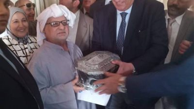بالصور.. نظرًا لحالته الصحية.. «عاشور» يكرم شيخ محامي القليوبية بمنزله