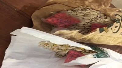 احباط تهريب ٥٧٠ قرص ترامادول داخل أكياس لب بالمطار