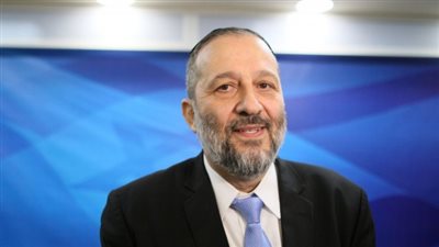 وزير الداخلية الإسرائيلي يختبئ في ملجأ. . صورة