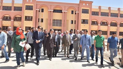 محافظ أسيوط ورئيس الجامعة يتفقدان مبنى مدرسة التعليم الأساسي ومركز الشباب بأسيوط الجديدة
