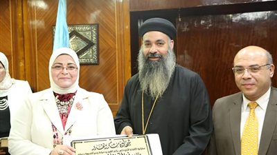 الأنبا ماركوس يكرم وكيل تعليم كفر الشيخ ويقدم لها الشكر وشهادة تقدير بحضور محافظ كفر الشيخ