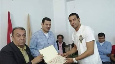 تكريم عمر عزمي من الحركة الوطنية لجهوده في الاستفتاء
