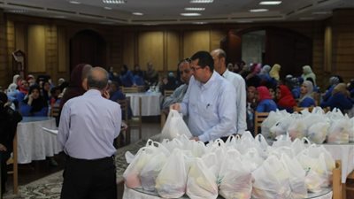 جامعة كفرالشيخ توزع مواد غذائية على العاملين