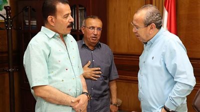 محافظ كفرالشيخ يناقش معوقات تسليم القمح في الشون والصوامع