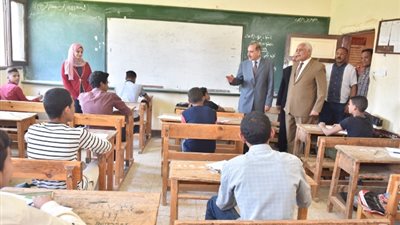 طلاب أسيوط يشتكون من طول امتحان اللغة العربية