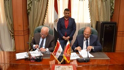 محافظ بورسعيد ورئيس التنمية الصناعية يوقعان بروتوكول لتمليك المحافظة ٥٤ مصنع لطرحها للشباب