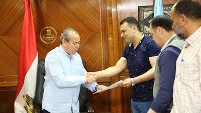 محافظ كفرالشيخ يسلم 9 عقود تقنين أراضي أملاك الدولة .. وبعد غد يمنح عقود 228 وحدة سكنية ببرج البرلس للمستفيدين