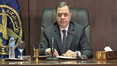 وزير الداخلية يكافئ أمين شرطة تقديرا لامانته عثر على الاموال أثناء خدمته بالمشهد الحسينى