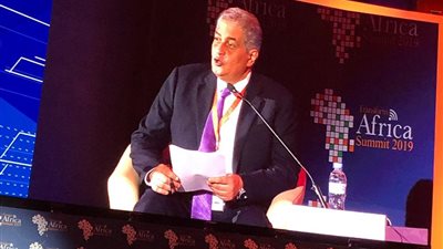 الإعلامي أسامة كمال متحدثاً ومديراً للجلسة الرئاسية بقمة 
