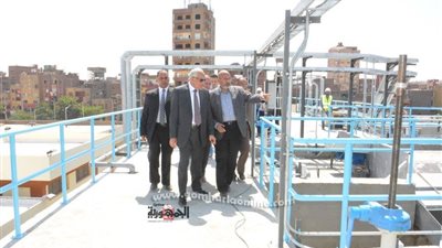 محافظ الجيزة يتابع تجارب التشغيل الاولية واخذ العينات بمحطة مياه جزيرة الدهب
