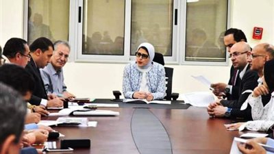 وزيرة الصحة تجتمع بشركات تطوير المنشآت وتشدد على الإنتهاء فى المواعيد