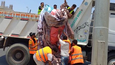 جهاز 6 أكتوبر يشن حملة لإزالة الإشغالات بالتعاون مع شرطة التعمير.. بالصور