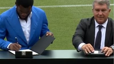 رسميا.. فرانك كيسي يوقع على عقود انضمامه لبرشلونة