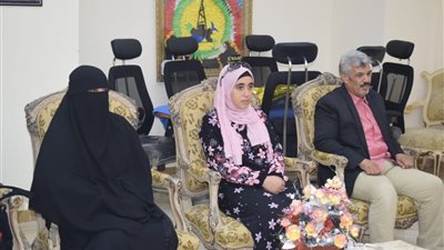محافظ شمال سيناء يسلم ماكينة خياطه لفتاة من ذوي الاحتياجات الخاصة