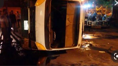 مصرع 8 أشخاص وإصابة 36 آخرين في انقلاب أتوبيس على طريق أبوسمبل