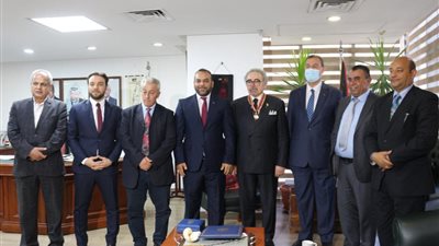 الرئيس الفلسطيني يقلد الدكتور علاء عبد الهادي وسام الثقافة والعلوم والفنون