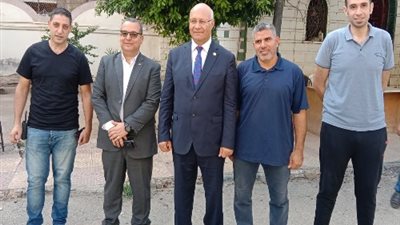 رئيس جامعة بنها يشارك الأمن الإدارى فى مواقع عملهم الاحتفال بعيد الاضحى