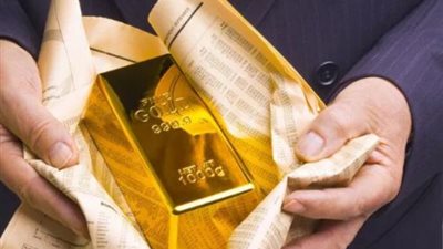 انخفاض سعر الذهب مع استقرار الدولار قرب أعلى مستوى له منذ 20 عاما