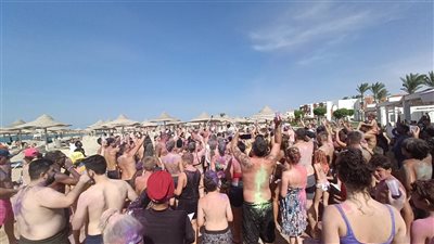 مهرجان الوان احتفالا بالعيد على شواطئ الغردقة بمشاركة السائحين الأجانب