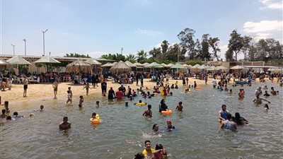 شواطئ الإسماعيلية في العيد ضحك ولعب وعوامات..صور