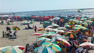 العيد مستمر برأس البر..مليونا زائر علي الشواطئ وإنقاذ ٥٣ مواطناً من الغرق