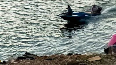 صيادو المنوفية ينتشلون جثمان غريق من فرع رشيد بنهر النيل..صور