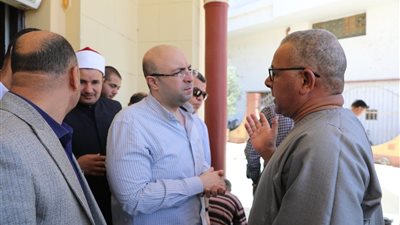محافظ بني سويف يستعرض مطالب المواطنين عقب صلاة الجمعة..صور