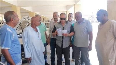 رئيس مدينة الغردقة يتفقد المواقف للتأكد من التزام السائقين بتعريف الركوب