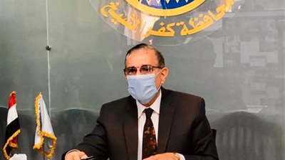 محافظ كفر الشيخ يشهد تسليم 4 عقود تقنين أراضي أملاك الدولة للمستفيدين من المواطنين