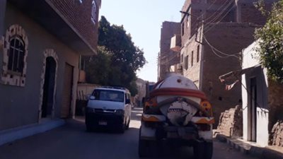ضبط سيارة تلقى بمخلفات الصرف الصحى بالاراضى الزراعية بالزينية شمال الأقصر
