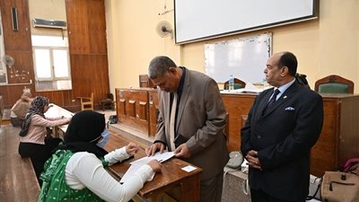 نائب رئيس الجامعة يتابع سير امتحانات الدراسات العليا بكلية الخدمة الاجتماعية