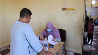 الكشف وعلاج ٧٦٢ مواطن بقافلة الجامعة بقرية الرواتب بمركز ابوتشت