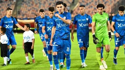 لاعبو الزمالك يكرمون أيمن حفني بعد الفوز بالكأس
