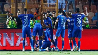 لاعبو الزمالك يحتفلون بالكأس مع الجماهير باستاد القاهرة