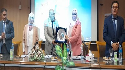 ألسن عين شمس تكرم نائب رئيس الجامعة لخدمة المجتمع وتنمية البيئة