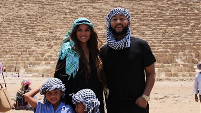 منطقة أهرامات الجيزة تستضيف المطرب الأمريكي المشهور جون ليچند وأسرته