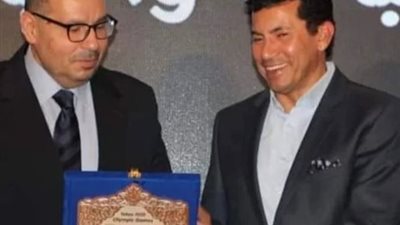 أشرف صبحى يهنىء اتحاد السباحة بعد حصد الفراعنة 13 ميدالية متنوعة فى البطولة العربية