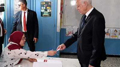 الرئيس التونسي وقرينته يدليان بصوتهما في الاستفتاء على مشروع الدستور الجديد