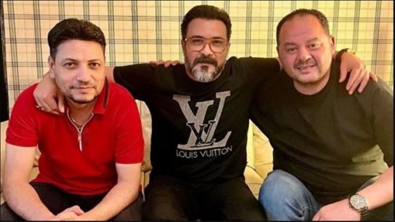 محمد رجب يتوسط المخرج