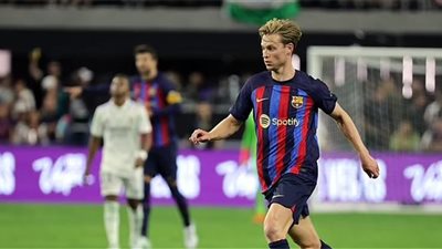 دى يونج يتخذ اجراء قانونى ضد برشلونة