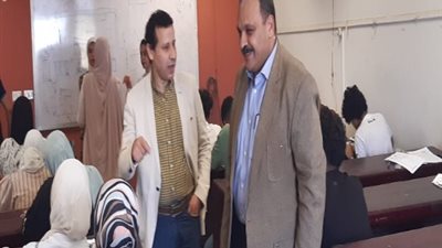 نائب رئيس جامعة بنها يتفقد أول أيام اختبارات القدرات بكليتي الفنون التطبيقية والتمريض
