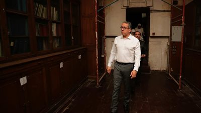 وزير السياحة يتفقد مكتبة المتحف المصري بالتحرير