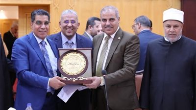 درع الأزهر الشريف إلى الدكتور محمد المحرصاوي رئيس الجامعة تقديرا لجهوده