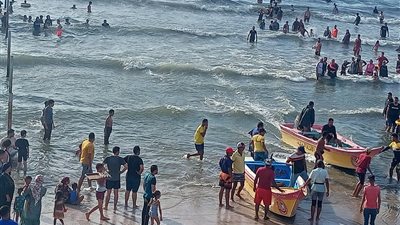 مليونا زائر و زحام شديد علي شواطئ رأس البر..صور