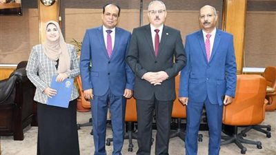 رئيس جامعة القناة يصدر قرارات بالتجديد لعميد ووكلاء معهد الإستزراع السمكي