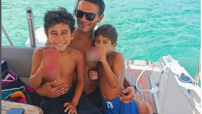 آسر ياسين يستمتع بالأجواء الصيفية مع أولاده على البحر