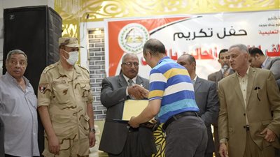 تكريم المعلمين والاداريين المتميزين بإدارة الفشن التعليمية