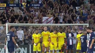 علم الزمالك يظهر فى مدرجات بلومفيلد خلال مواجهة نانت وباريس سان جيرمان